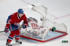 Na českého gólmana Michala Neuvirtha spadla v první třetině branka