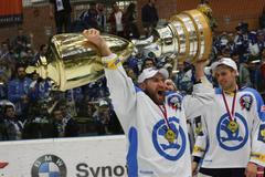 Hokej, Zlín - Plzeň: Václav Pletka (přihlíží Vojtěch Mozík)