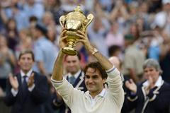 Švýcarský tenista Roger Federer se raduje z vítězství v utkání s Britem Andym Murraym ve finále Wimbledonu 2012.
