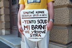 Protest Aleše Hodiny před Ústavním soudem v Brně