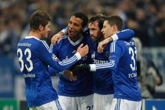 Fotbalista Schalke 04 Christian Fuchs (druhý zprava) slaví gól v utkání Ligy mistrů 2012/13 proti Olympiakosu Pireus.