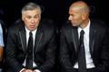 Carlo Ancelotti a Zinedine Zidane na lavičce Realu Madrid