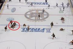 Podívejte se na video, jak Chára sundal na rozbruslení spoluhráče Lucice