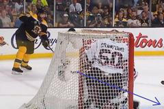 Podívejte se na druhý gól Bostonu do sítě Chicaga, který zařídil krásnou asistencí Jaromír Jágr