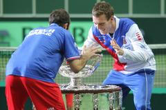 Čeští tenisté se radují z vítězství ve finále Davis Cupu 2012 proti Španělsku.