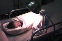 Na záchodcích v letadle našli živé novorozeně