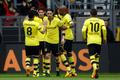 Fotbalisté Borussie Dortmund se radují z branky do sítě Freiburgu