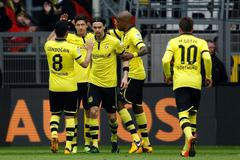 Fotbalisté Borussie Dortmund se radují z branky do sítě Freiburgu