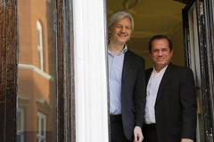 Julian Assange a ekvádorský ministr zahraničí Ricardo Patino