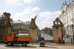 Pražský hrad a úklid před návštěvou dua Obama-Medveděv.