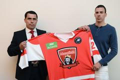 Aleš Kmoníček a Jiří Šimánek s dresem klubu Mountfield HK