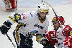 Hokej, extraliga, Slavia - Kladno: David Kuchejda (vlevo, Kladno)