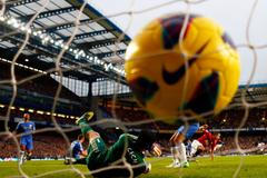 Fotbalový brankář Chelsea Petr Čech inkasuje gól v utkání Premier League 2012/13 proti Manchesteru United