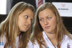 České tenistky Lucie Šafářová a Petra Kvitová během losu ve finále Fed Cupu 2012.