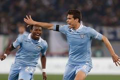 Hernanes z Lazia Řím se raduje z gólu svého týmu