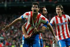 Diego Costa a hráči Atlética Madrid slaví gól ve finále španělského poháru