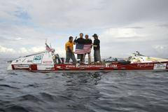 Veslaři chtěli překonat Atlantik, smetla je vlna