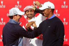 Rory McIlroy a Tiger Woods na golfovém turnaji v Abú Dhabí