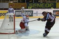 Nájezd sparťana Buchteleho na třineckého Hrubého