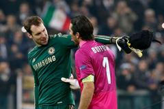 Liga mistrů Juventus - Chelsea (gólmani Petr Čech a Gigi Buffon)