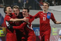 Čeští fotbalisté David Lafata, Bořek Dočkal a Vladimír Darida slaví gól v přátelském utkáním se Slovenskem v listopadu 2012.