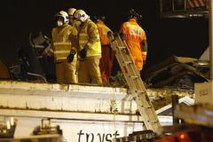 Záchranáři pracují po pádu vrtulníku na bar v Glasgow