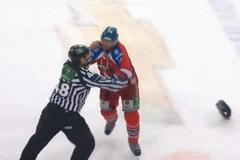 VIDEO Oystrick se drápal na Makarova, chtěl mstít kapitána