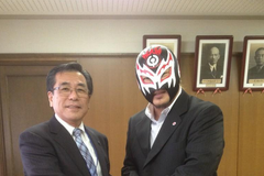 Maskovaný japonský politik