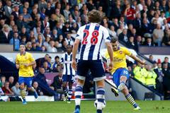Jack Wilshere z Arsenalu střílí branku West Bromwichi v Premier League.