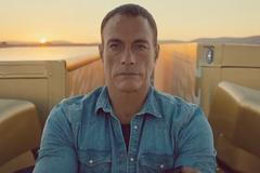 Jean-Claude van Damme předvedl roznožku na kamionech