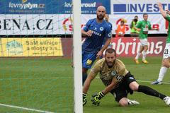 Nezmar a Bičík sledují míč po střele Lafaty v utkání Jablonec - Liberec