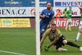 Nezmar a Bičík sledují míč po střele Lafaty v utkání Jablonec - Liberec