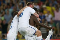 Mario Balotelli slaví se spoluhráči gól do sítě Mexika na Poháru FIFA 2013