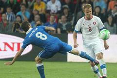 Fotbal, Česko - Itálie: David Limberský - Claudio Marchisio