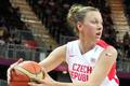 Česká basketbalistka Lenka Bartáková v utkání skupiny A s USA na OH 2012 v Londýně.