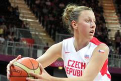 Česká basketbalistka Lenka Bartáková v utkání skupiny A s USA na OH 2012 v Londýně.