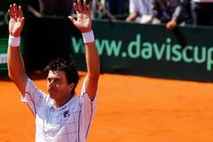 Argentinský tenista Carlos Berlocq v semifinálovém utkání Davis Cupu 2012 s Čechem Tomášem Berdychem.