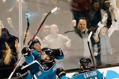 Hráči San José slaví rozhodující gól