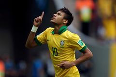 Brazilský Neymar se raduje z gólu na konfederačním poháru FIFA v Brazílii 2013