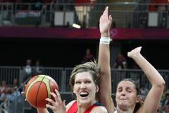 Česká basketbalistka Jana Veselá se snaží projít přes Anu Lelasovou v utkání skupiny A s Chorvatskem na OH 2012 v Londýně.