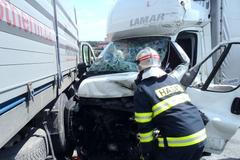 Srážka dodávky s nákladním autem.