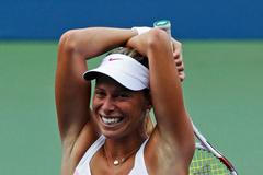 Dojatá česká tenistka Andrea Hlaváčková se raduje z vítězství nad Ruskou Mariou Kirilenkovou ve 3. kole US Open 2012.