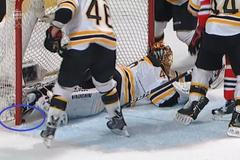 Sporná situace druhého finále Stanley Cupu mezi Chicagem a Bostonem