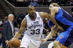 Boris Diaw a Dirk Nowitzki v utkání NBA