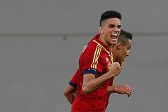 Španělé Bartra a Rodrigo se radují z branky do sítě Norska na ME U21