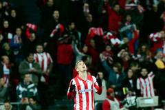 Iker Muniain se raduje z gólu, kterým pokořil Barcelonu