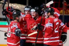 Stamkos se raduje se spoluhráči z branky do sítě Švédska na MS 2013