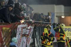 Policisté zasahují v sektoru brněnských fanoušků při utkání Bohemians - Brno