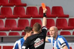 Fotbal, Pohár České pošty, Sparta - Mladá Boleslav: Petr Johana (vpravo) dostává červenou kartu