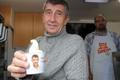 Andrej Babiš rozdává zmrzlinu